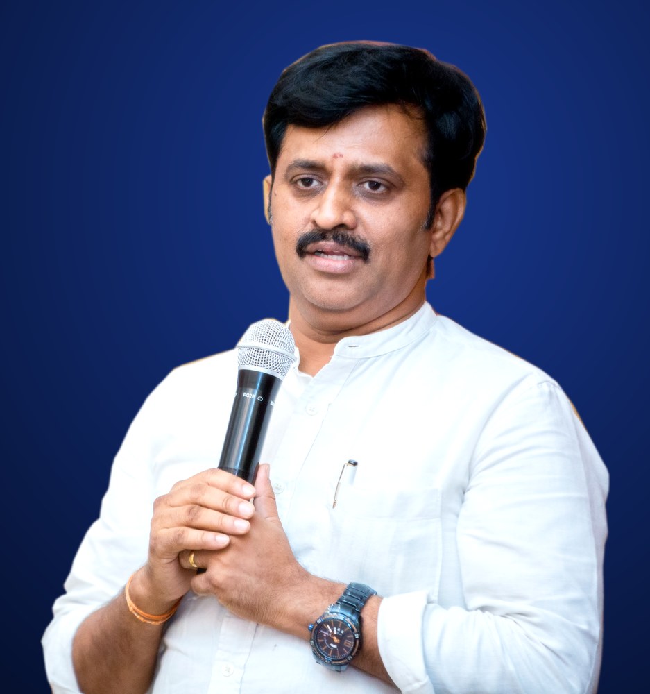 Surekaa Sundar speaking on stage with mic